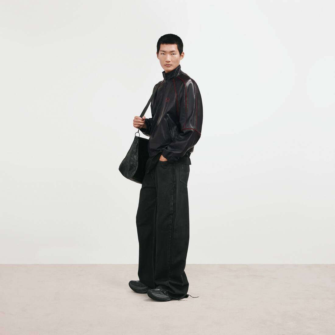 Men's Relaxed Curved Jeans in Vintage Black | Balenciaga Switzerland EN - Image 2