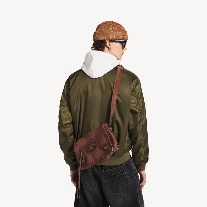 Bolso Mensajero Con Solapa Le City Peque&ntilde;o para Hombre en Espresso Claro - Hombre | Balenciaga Espa&ntilde;a ES - Image 2