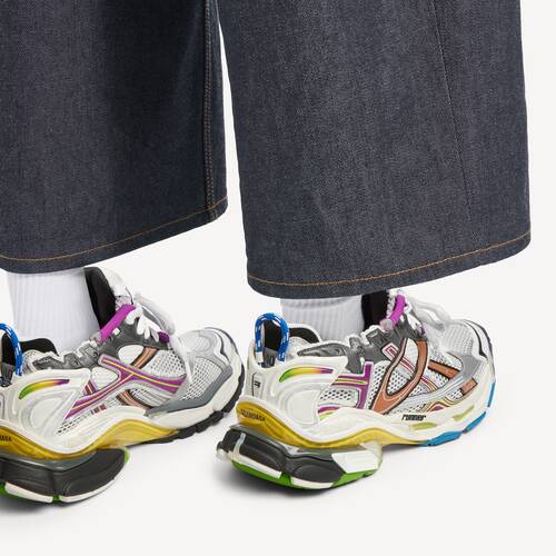 runner sneaker