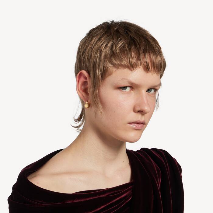 Atom Hoop Earrings in Shiny Gold | Balenciaga France EN - Image 2