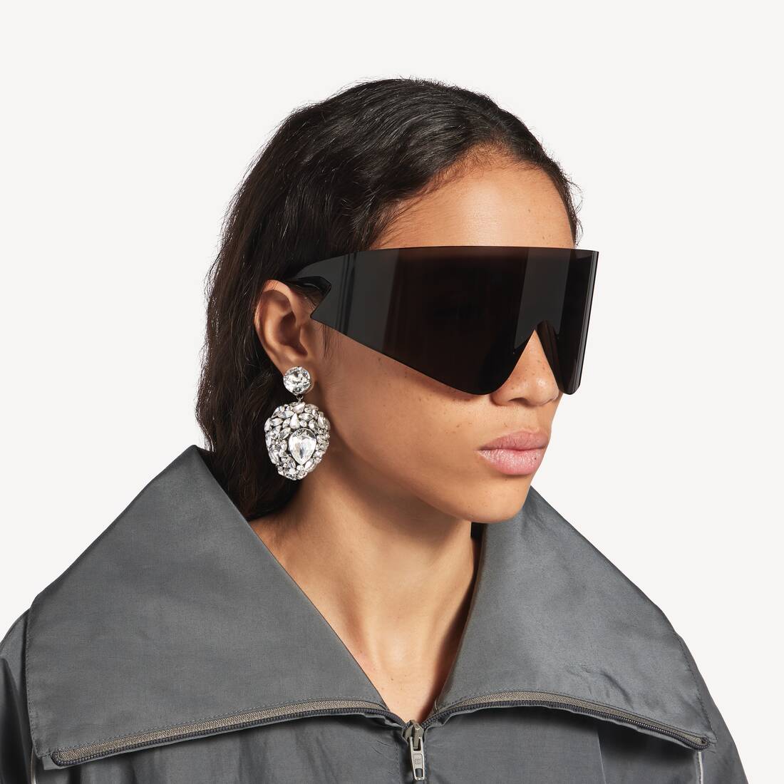 Boucles D&rsquo;oreilles Cushion pour Femme en Or Fonc&eacute; | Balenciaga France FR - Image 4