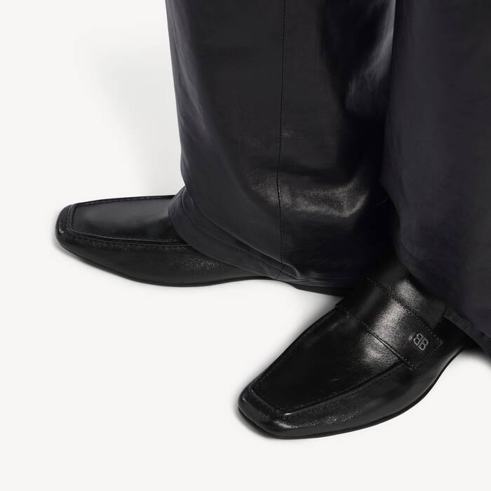 balenciaga men's dress shoes Spiked Lace Up Derby Leather 192772 pair them with cropped trousers and a patterned shirt. Balenciaga logo-plaque leather Derby shoes