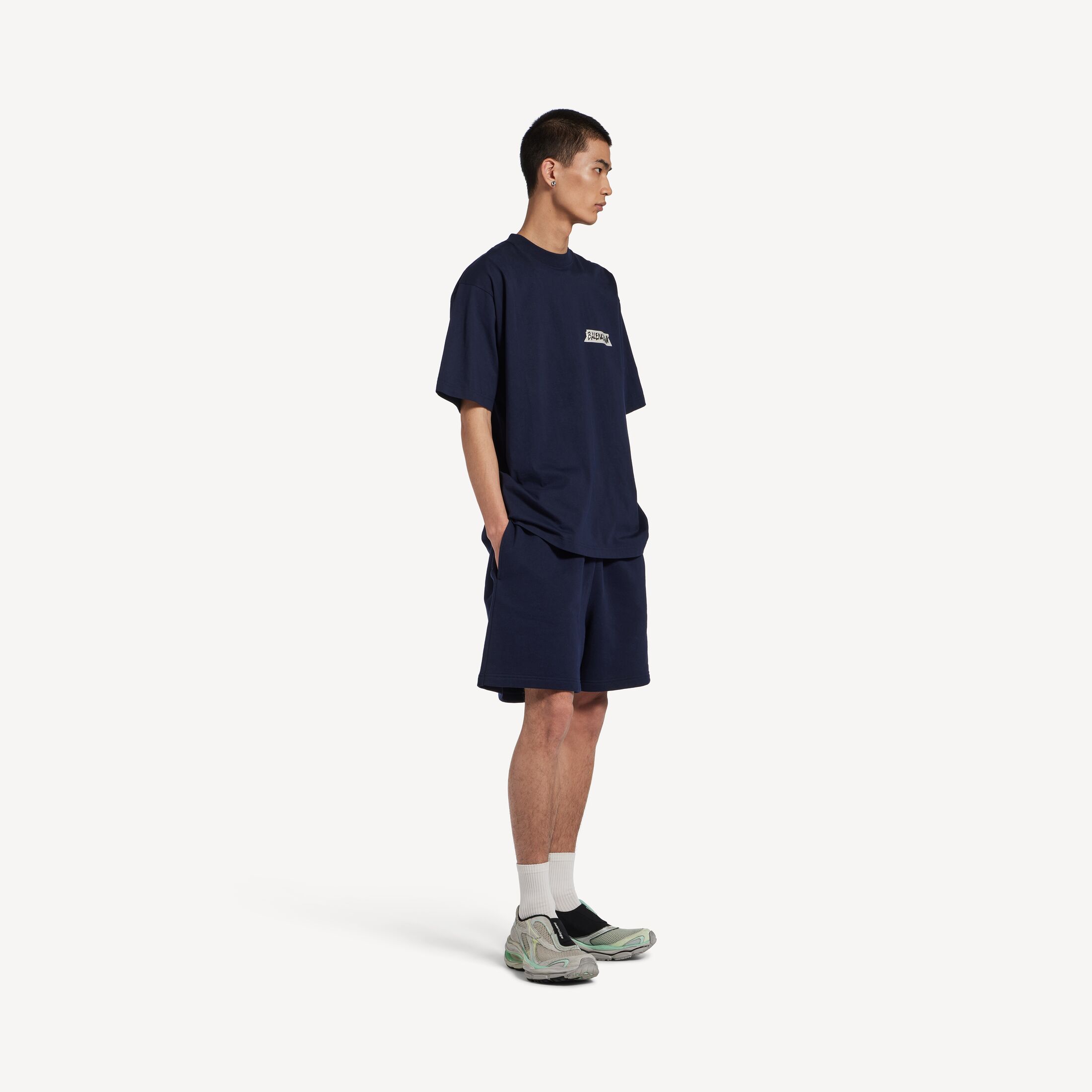 발렌시아가 남성 마스킹 테이프 미디엄 핏 티셔츠 (네이비) 764235TTVL68065