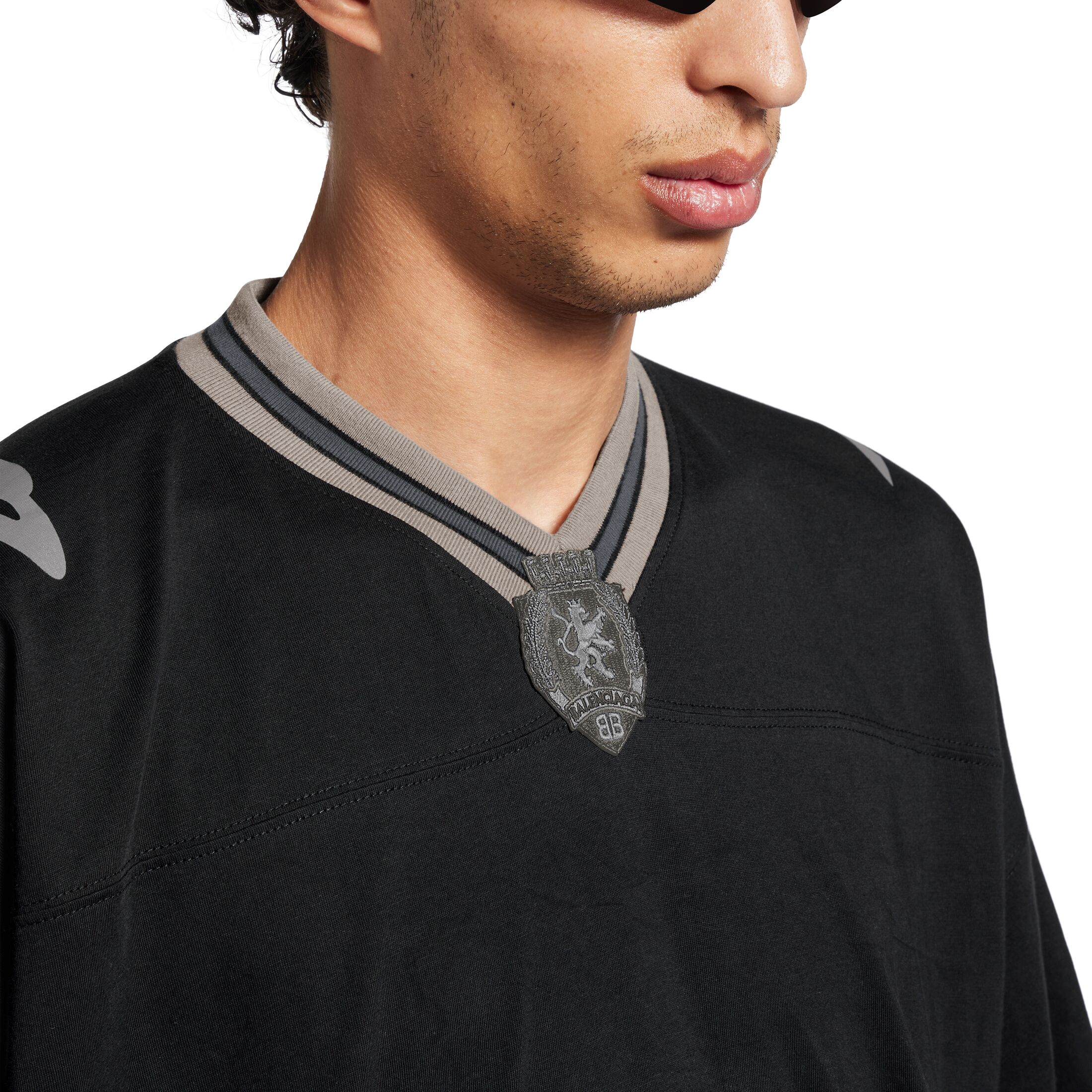 3b football v-neck t-shirt oversized
