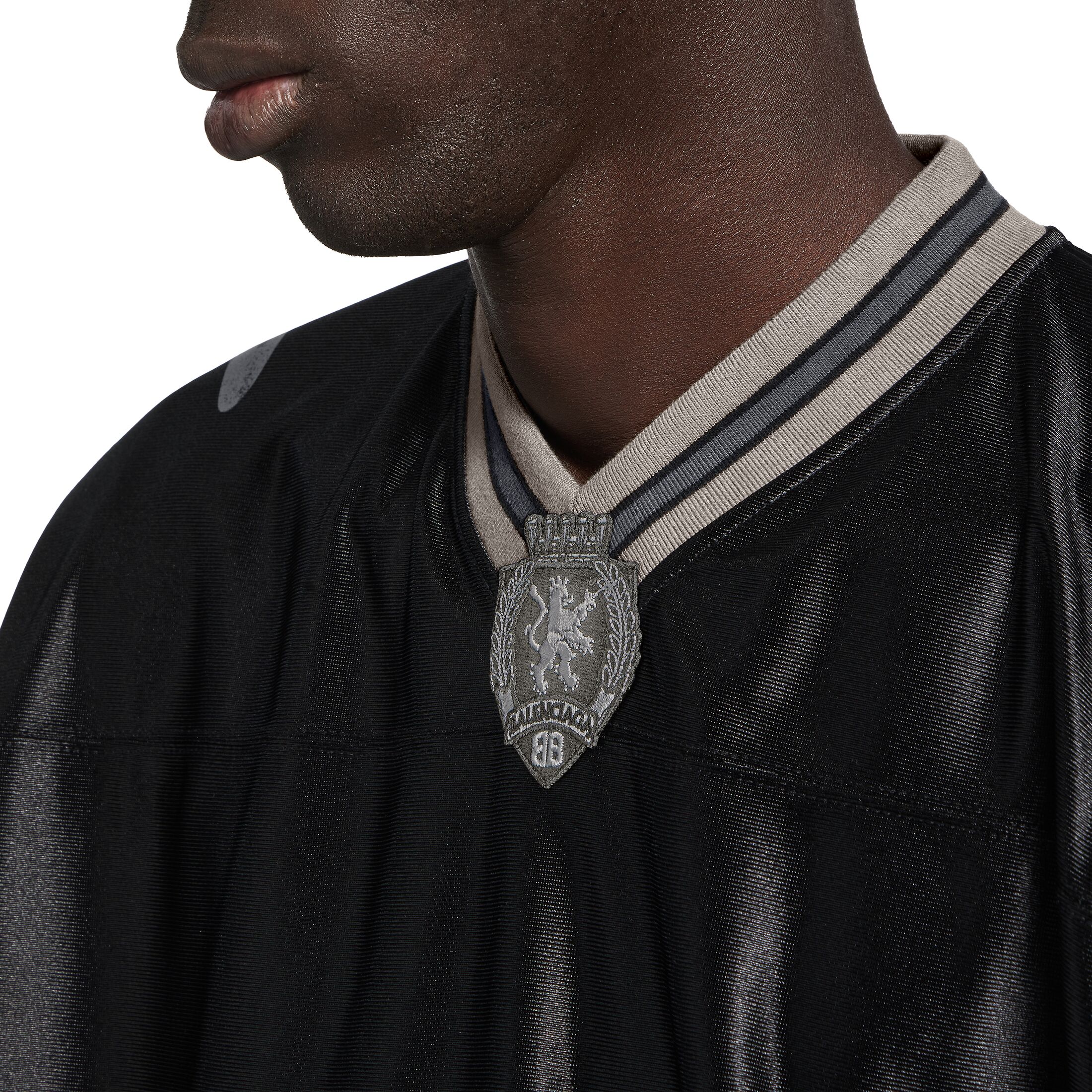 3b football v-neck t-shirt oversized