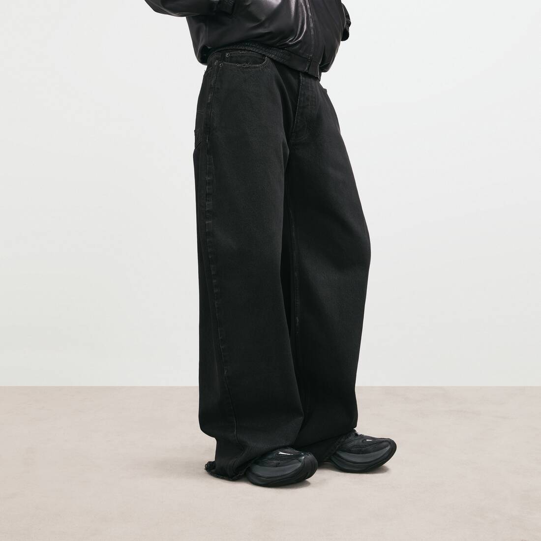Men's Relaxed Curved Jeans in Vintage Black | Balenciaga Switzerland EN - Image 3