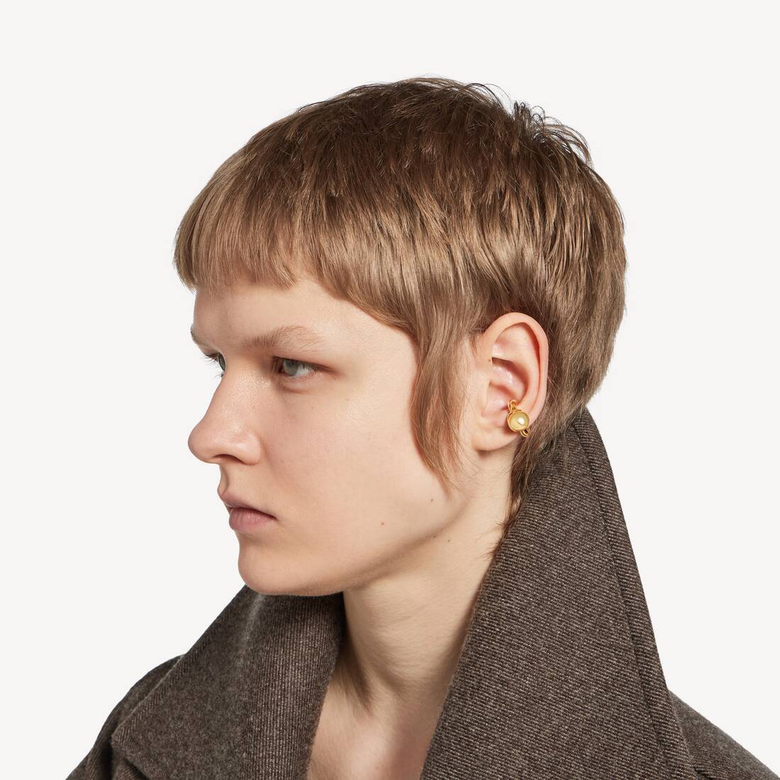 Atom Ear Cuff in Shiny Gold | Balenciaga Austria EN - Image 4