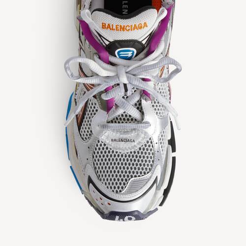 runner sneaker