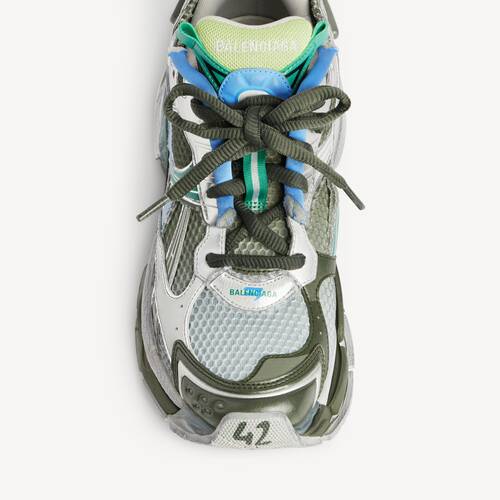 runner gradient sneaker