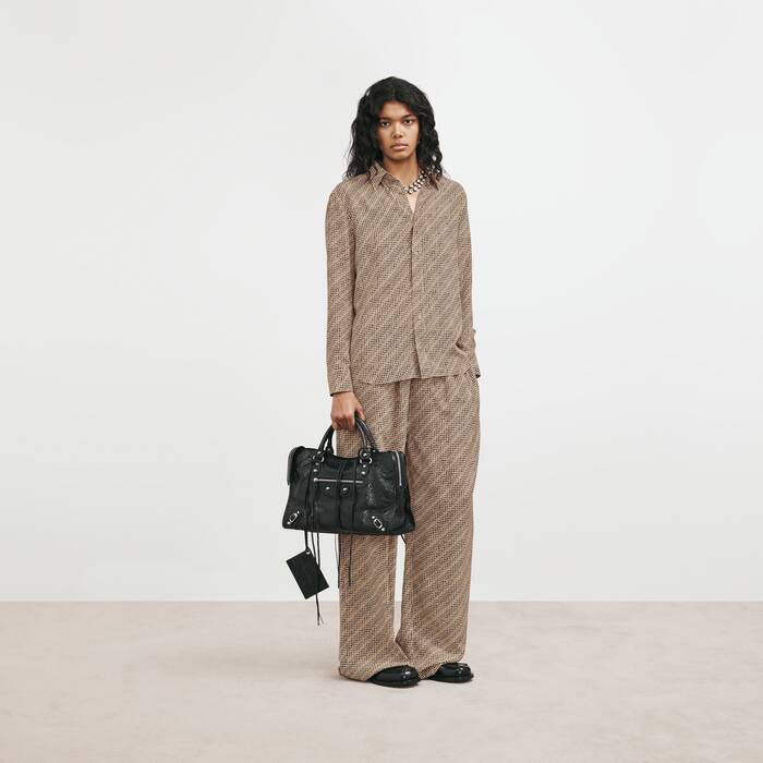 Le City Bag Small in Black | Balenciaga Netherlands EN - Image 3