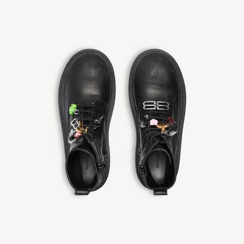 bot&iacute;n con plataforma strike con charms