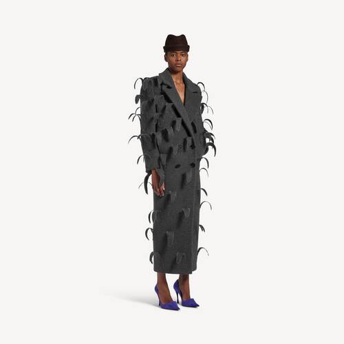 abrigo maxi bordado con plumas
