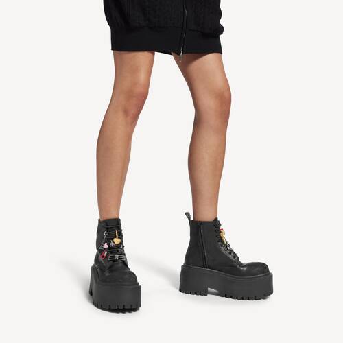 bot&iacute;n con plataforma strike con charms