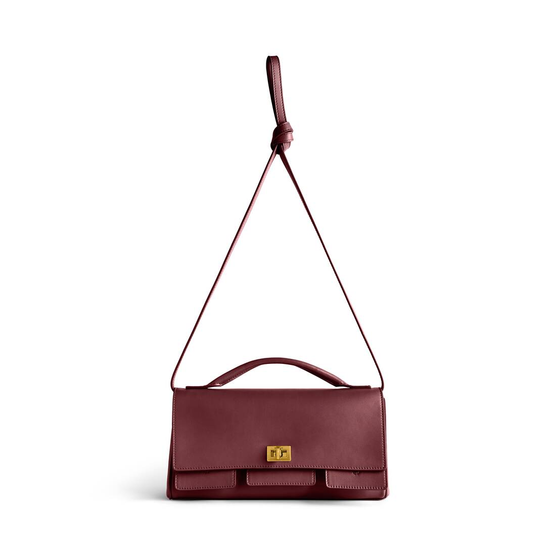 어두운 부르고뉴에서 작은 스트랩에 여자 벨 에어 클러치