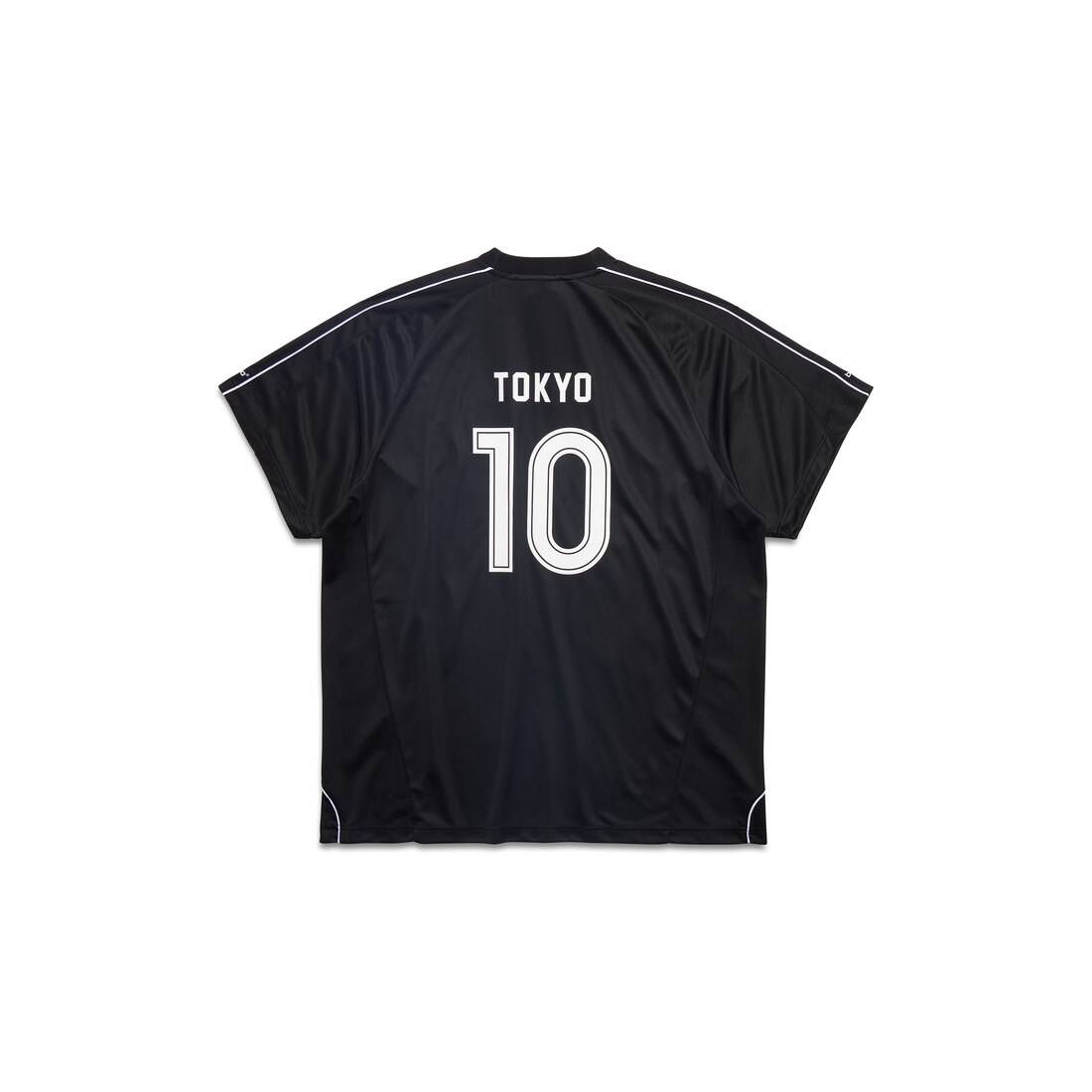 Tokyo Soccer Tシャツ オーバーサイズ で ブラック＆ホワイト