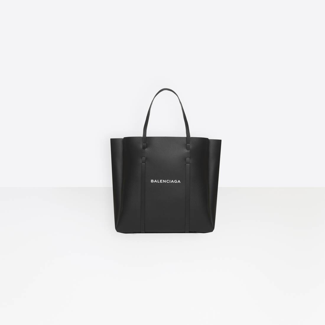 50代の女性に人気のレディーストートバッグを扱う定番ブランドのバッグはBALENCIAGAのウィメンズ'S EVERYDAY MEDIUM トートバッグ IN ブラック