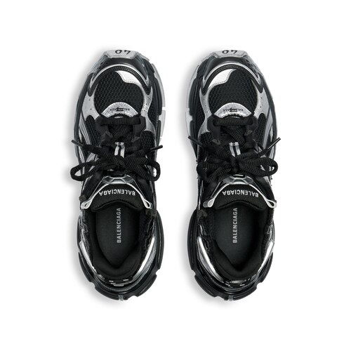 runner sneaker