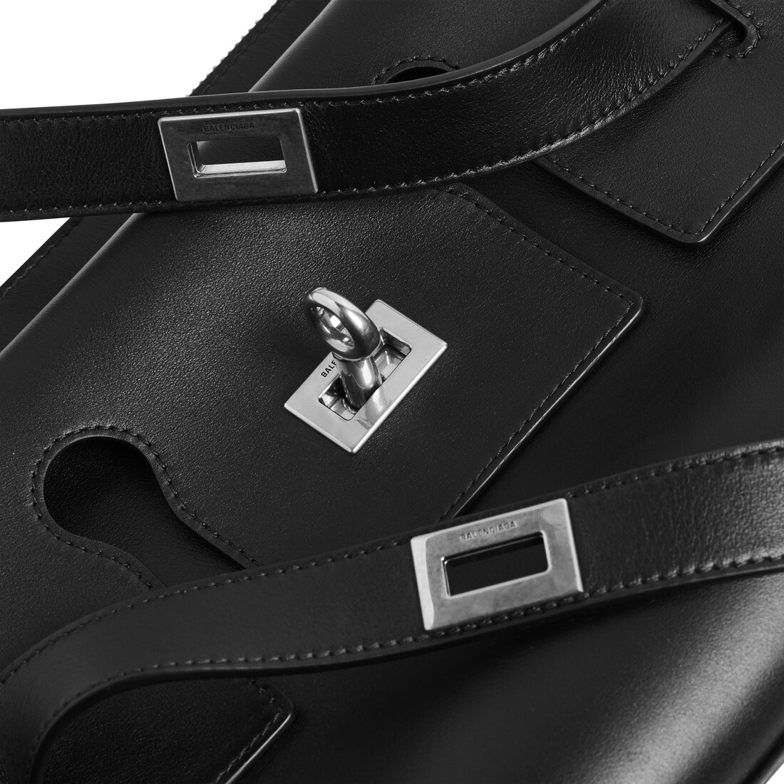 ＊BALENCIAGA＊ Bel Air ジップ メッセンジャーバッグ スモール Men's Bel Air Zipped Messenger Bag Small in Black