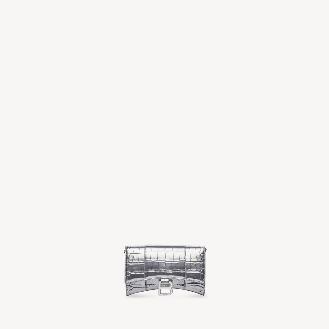 은색의 체인에 여성의 모래 시계 지갑