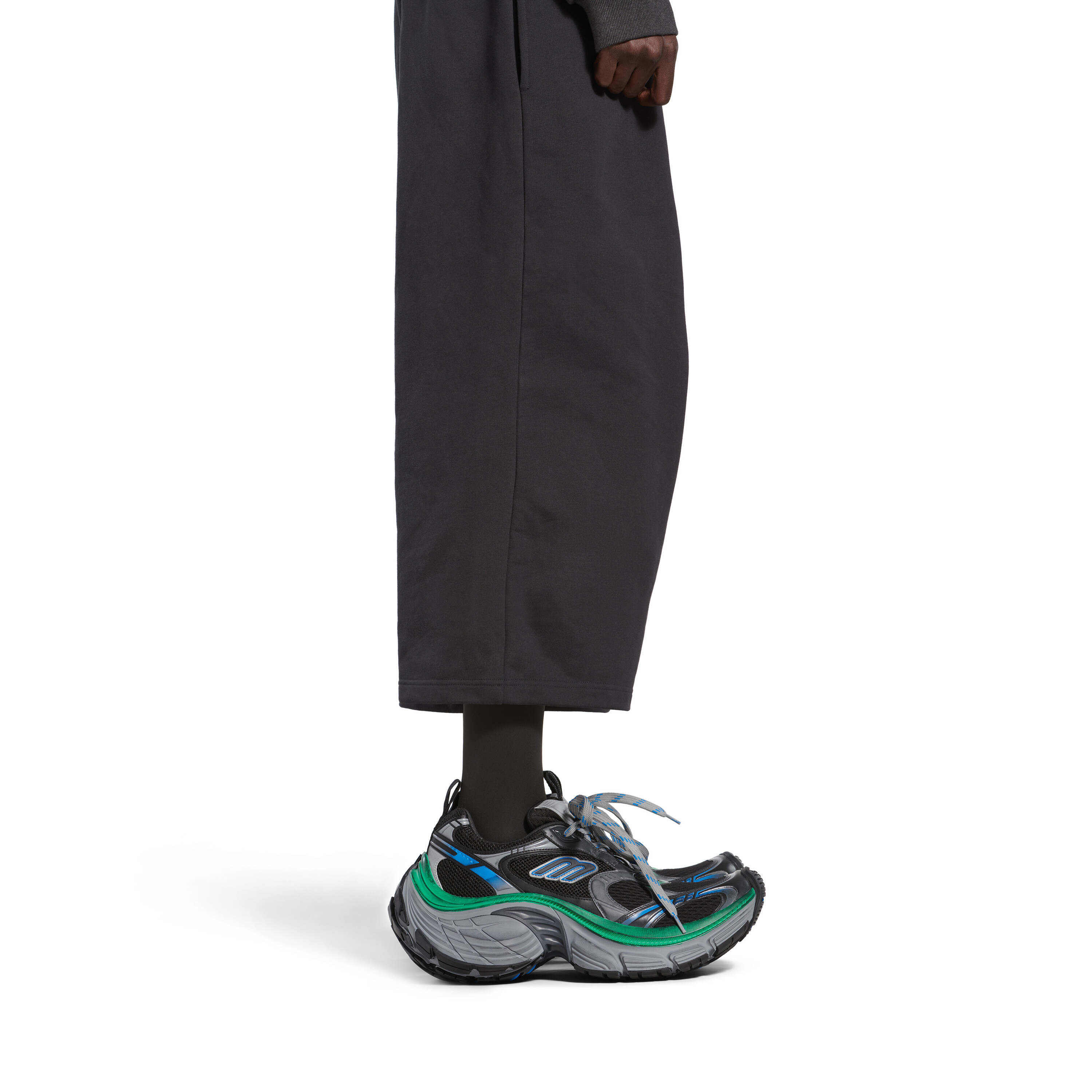 https://balenciaga.dam.kering.com/m/3a9923bfd075f119/eCom-784344W2MV21143_B.jpg