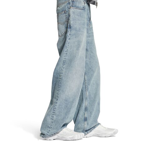 anatomic runner sneaker