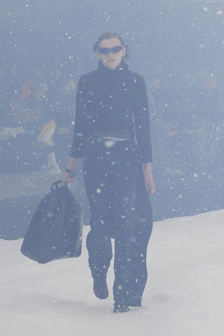 Balenciaga showed its FallWinter 20222023 show in an artificial snowstorm   Vogue France