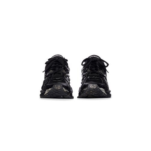 runner sneaker