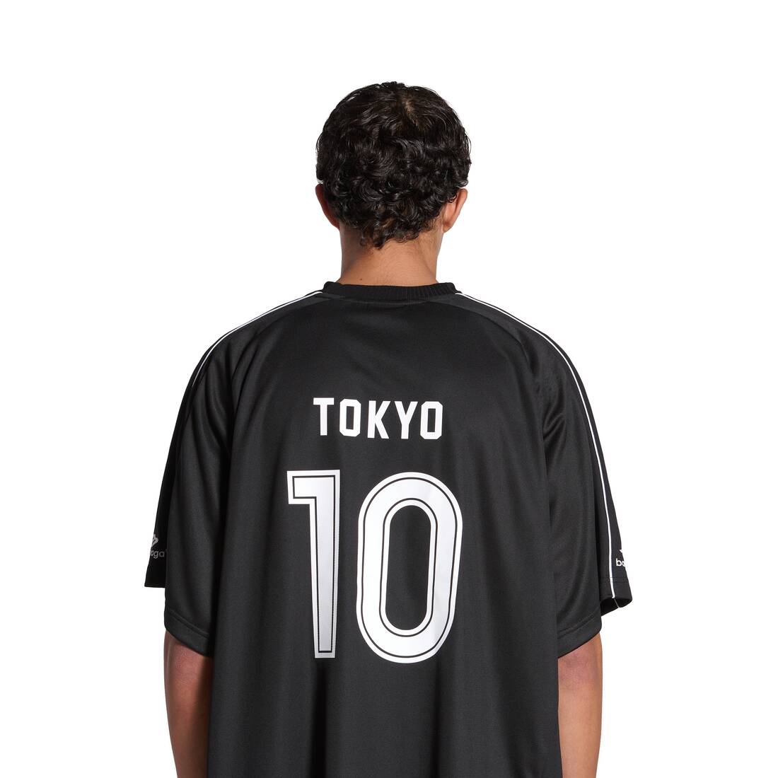 Tokyo Soccer Tシャツ オーバーサイズ で ブラック＆ホワイト