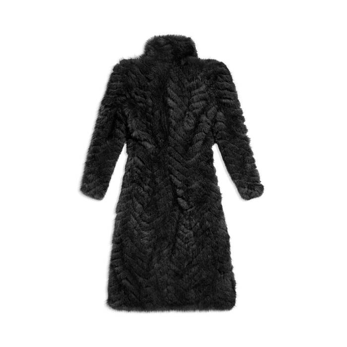 round shoulder fitted coat