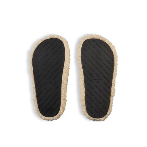 sandália plataforma furry