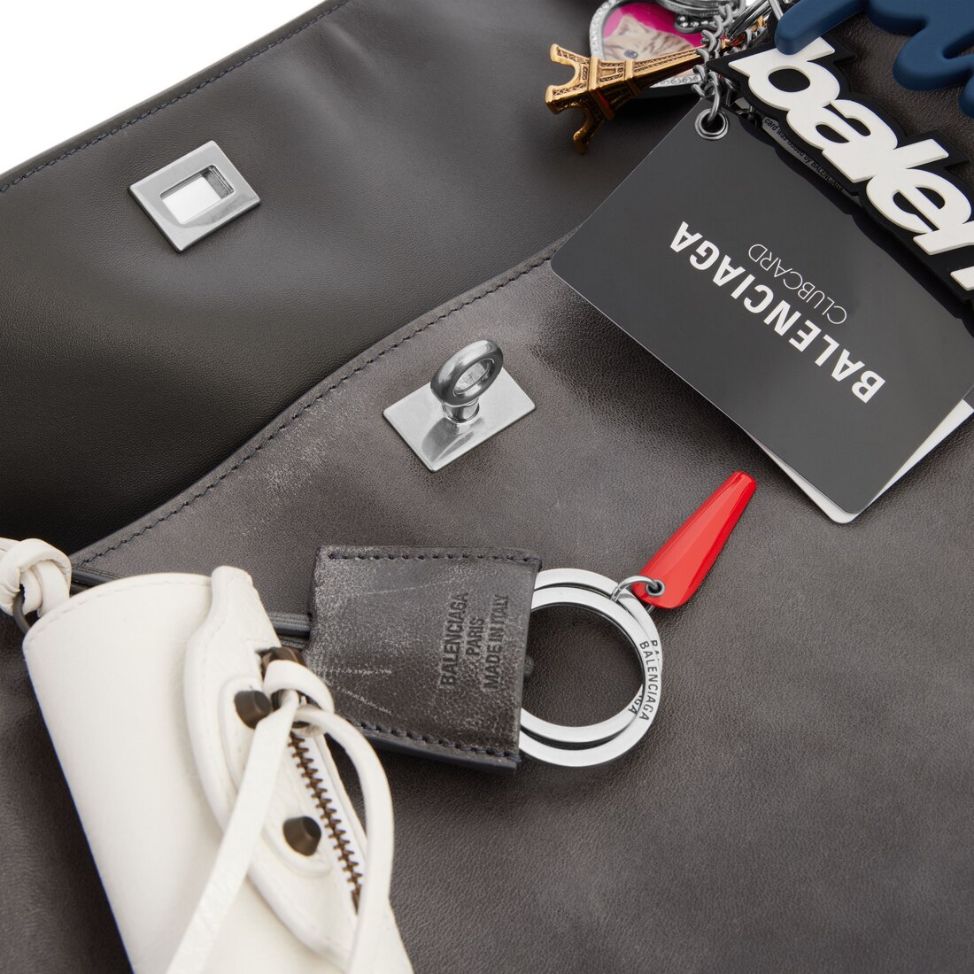 Balenciaga 直営店より ミディアム ハンドバッグ チャーム付 org.jpg
