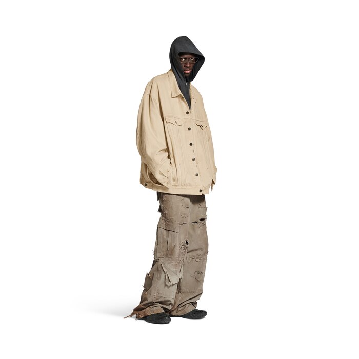 BALENCIAGAのナイロンジャケット（ブラック系）を使った人気