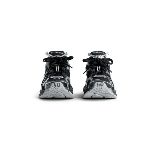 runner sneaker